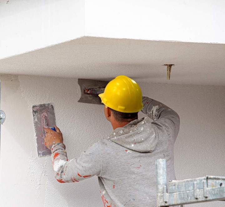 Application d’une couche de résine en acrylique sur les fondations