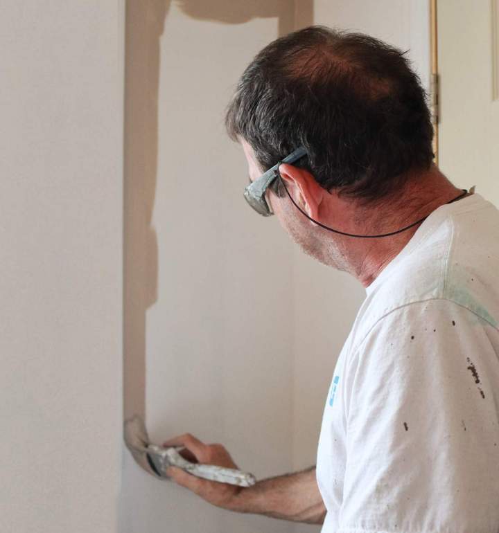 Application de couches de peinture pour embellir les murs